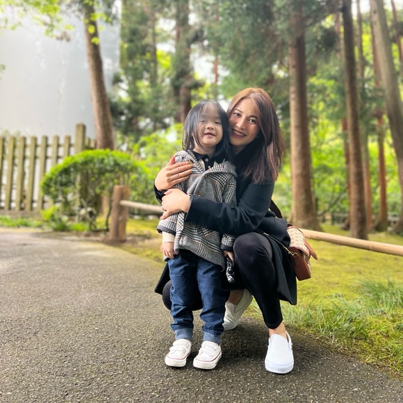 Zara, Forever 21, Abercrombie & Fitch, J. Crew - Picture 8 of 10